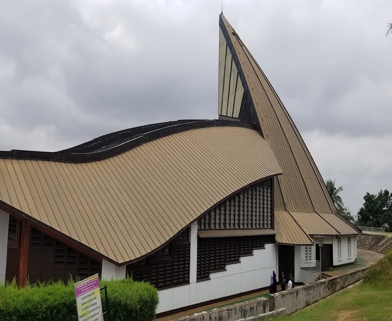 Basilique marie reine des apôtres de Mvolyé-Yaoundé