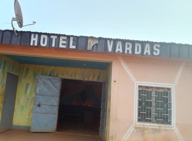 Hôtel Vardas-Abong-Mbang⭐ 